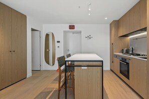 Kühlschrank, Mikrowelle, Herdplatte, Geschirrspüler