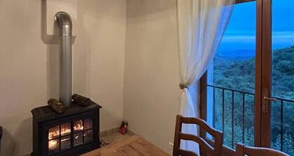 Maison en pleine nature, à 30 kms de Lyon. Verdure, calme et randonnées.