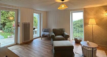 Maison en pleine nature, à 30 kms de Lyon. Verdure, calme et randonnées.