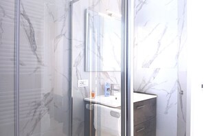 Shower, bidet, towels - CV020 – Cervia, penthouse with stunning sea view (Cervia)