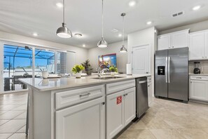 Fridge, microwave, oven, stovetop - Sleeps 10•Pvt pool•Themed rooms•Near Disney (Clermont)