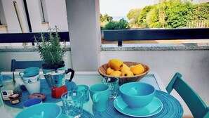 Uma mesa posta com louça azul e uma tigela de limões.