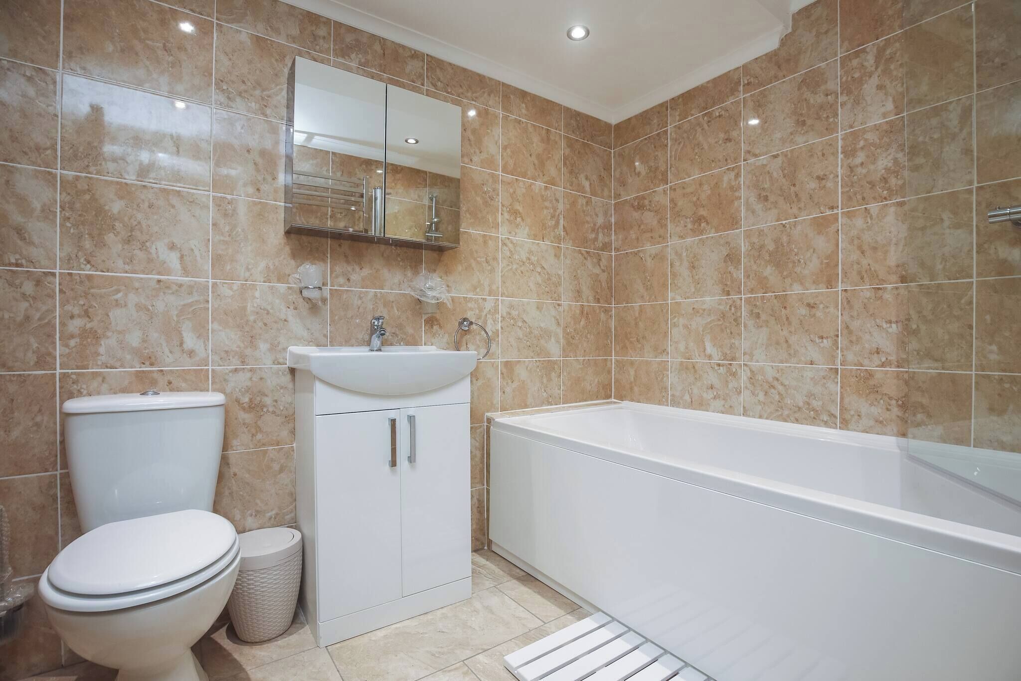 Ein Badezimmer mit Toilette, Waschbecken und Badewanne.