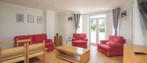 Apartment, 2 Bedrooms, Accessible, Balcony | Living room