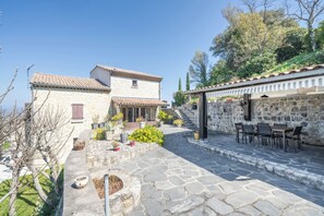 Outdoor dining - Le Mas du Rocher - Exceptional views and tranquillity (Sampzon)
