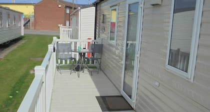 Marvelous 3-bedroom caravan in Ingoldmells for a relaxing stay
