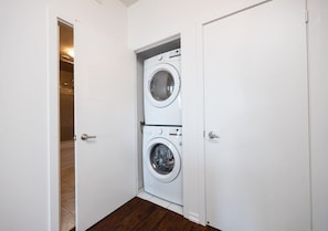 Laundry machines for guests to use! - Charming 1BR+Den in Downtown Toronto with Balcony (Toronto)
