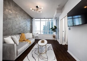 Modern open concept living area - Charming 1BR+Den in Downtown Toronto with Balcony (Toronto)