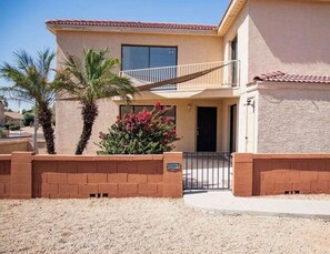 Exterior - 2-bedroom townhome in delightful Phoenix with cool AC (Phoenix)