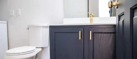 SĂšche-cheveux, serviettes fournies, savon, papier toilette