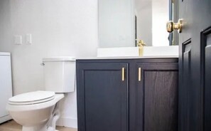 Hair dryer, towels, soap, toilet paper - 2-bedroom townhome in delightful Phoenix with cool AC (Phoenix)