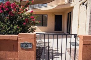 Exterior detail - 2-bedroom townhome in delightful Phoenix with cool AC (Phoenix)
