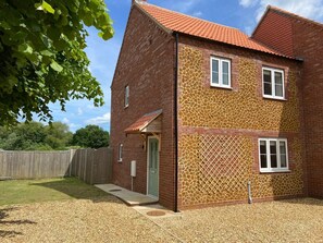 Exterior - The Paddocks - A dog-friendly self-catering holiday home in Heacham, Norfolk (Heacham)