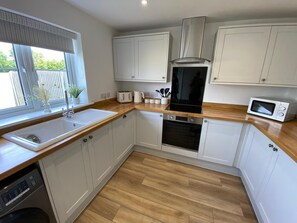 Kylskåp, mikrovågsugn, ugn och spishäll