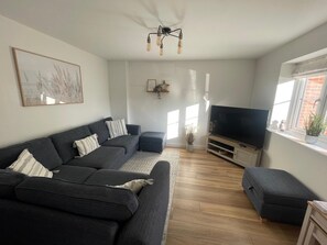 Smart-tv, dvd-spelare och böcker