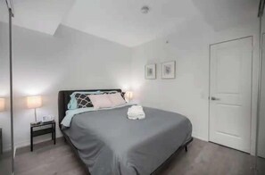 Cozy bedroom  - Lovely 1BR APT with private balcony and WFH set up (Toronto)