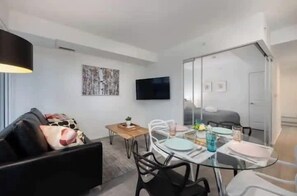 Modern open concept living space - Lovely 1BR APT with private balcony and WFH set up (Toronto)