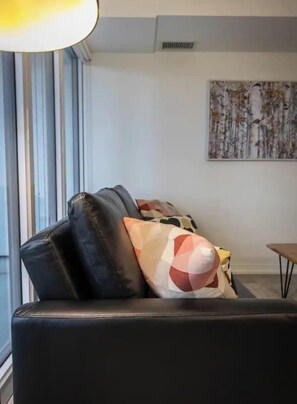 Living room - Lovely 1BR APT with private balcony and WFH set up (Toronto)