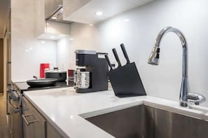 Fully equipped kitchen with complete set of cookware - Lovely 1BR APT with private balcony and WFH set up (Toronto)