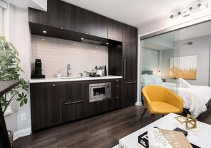Fully equipped kitchen - One of Toronto's finest 1BR Condo with a WFH Setup (Toronto)