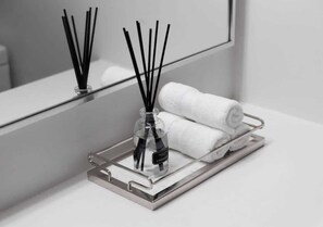 Fresh towels for guests to use! - One of Toronto's finest 1BR Condo with a WFH Setup (Toronto)