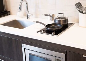 Kitchen Amenities - One of Toronto's finest 1BR Condo with a WFH Setup (Toronto)