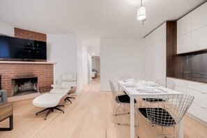 Spacious open concept interior. - Prime Location 2BR with KingBed in Vibrant Toronto (Toronto)