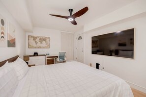 Plush bedroom with a workspace area. - Prime Location 2BR with KingBed in Vibrant Toronto (Toronto)