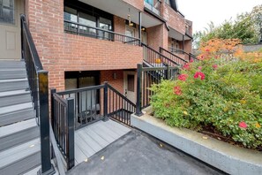 Exterior - Prime Location 2BR with KingBed in Vibrant Toronto (Toronto)