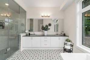 Ducha, secador de pelo y champú