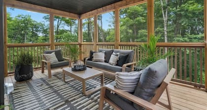 Luxury 4BR Home w/ Games Room, BBQ & Sunroom