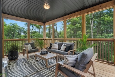 Luxury 4BR Home w/ Games Room, BBQ & Sunroom