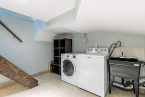 Laundry Haven: Discover Convenience in Our Well-Equipped Laundry Room. - Chic 3BR apartment in Queen West, Downtown Toronto (Toronto)