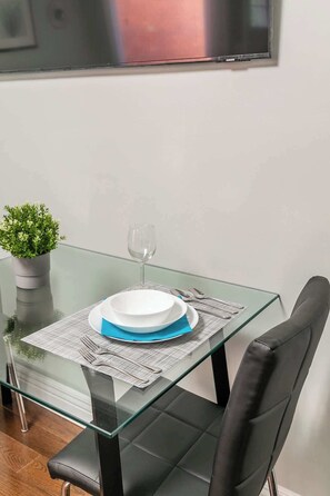 Cozy Living & Dining: Stylish Spaces to Unwind with a Splash of Entertainment. - Chic 3BR apartment in Queen West, Downtown Toronto (Toronto)