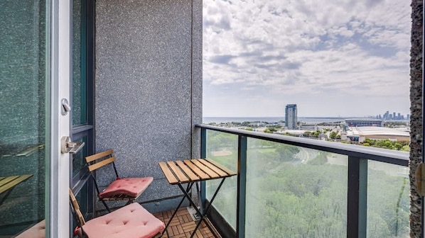 Property grounds - Modern Lakeview Retreat:1BR Condo+Den with Balcony (Toronto)