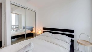 Bedroom with a cozy double bed - Modern Lakeview Retreat, 1BR Condo + Den w/Balcony (Toronto)