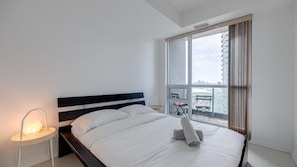 Room - Modern Lakeview Retreat:1BR Condo+Den with Balcony (Toronto)