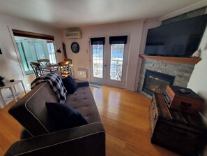 Fernseher, Kamin