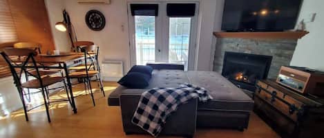 Tabla de planchar con plancha, wifi y ropa de cama