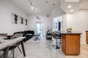 The living room with the smart TV was a modern oasis of entertainment - Modern 1BR/1BA condo near Downtown with City Views (Toronto)