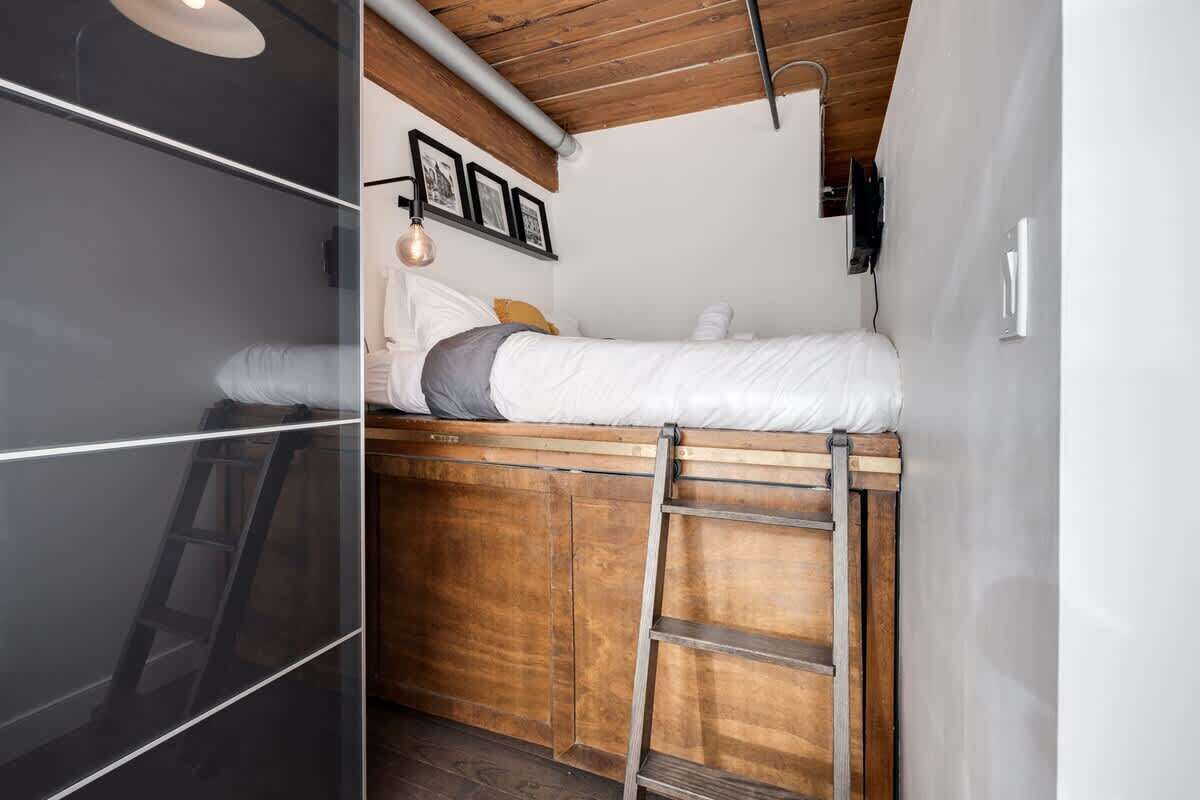 Queen Bedroom Serenity: Your Comfortable Oasis Awaits!