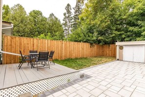 Shared backyard that has a deck area with table and chairs - 3BR Casa close to Woodbine Beach! w/ deck area+WFH (Toronto)