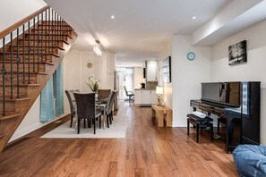 Cozy dining area - 3BR Casa close to Woodbine Beach! w/ deck area+WFH (Toronto)