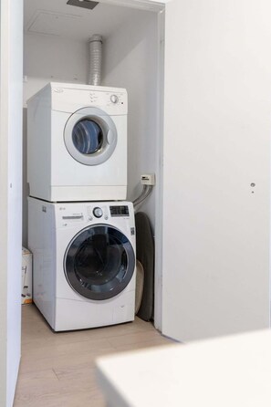 In-Unit Washer and Dryer for Your Convenience - Downtown Charm: 2BR Retreat in Prime Location (Toronto)