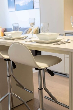 Creating Culinary Bliss: Elevate Your Dining Area with Style and Comfort - Downtown Charm: 2BR Retreat in Prime Location (Toronto)