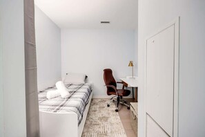 Embrace Comfort in Our Cozy Den: A Dedicated Workspace for Maximum Productivity - Downtown Charm: 2BR Retreat in Prime Location (Toronto)