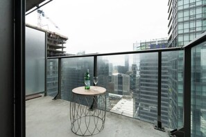 Balcony view - Central and Cozy 1BD - 1BA Downtown (Toronto)