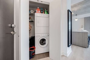 Convenient Laundry Duo - Studio Gem in the lovely Waterfront Communities (Toronto)