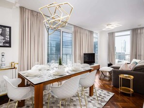 Cozy dining area with 6-seater dining table - Pristine Modern 2BR Condo Private BBQ and Balcony (Toronto)