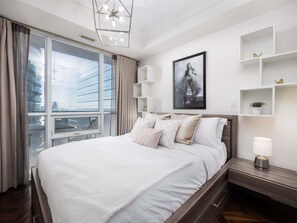 Bedroom with cozy queen size bed - Pristine Modern 2BR Condo Private BBQ and Balcony (Toronto)